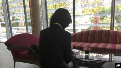 Bà Grace Mạnh, vợ Chủ tịch Interpol bị mất tích, quay lưng với ống kính truyền hình để giấu mặt. Ảnh chụp ngày 7/10/2018.