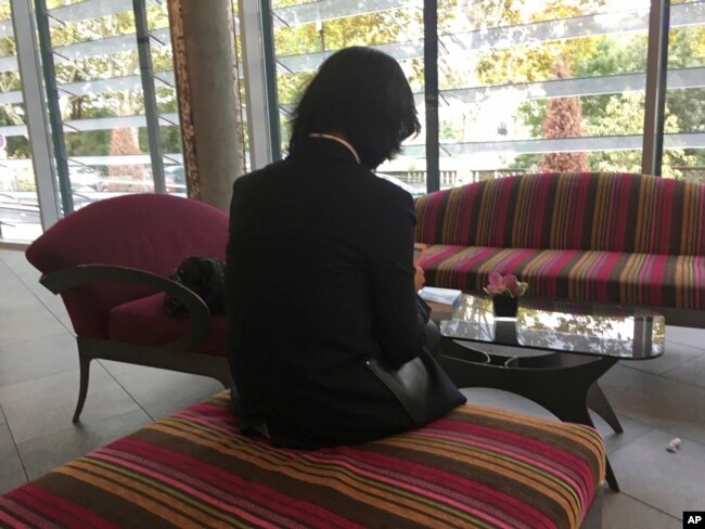 被中国国家监委扣押和调查的国际刑警组织主席孟宏伟的妻子格蕾丝·孟2018年10月7日在法国中部里昂的一家酒店大堂查看手机。她不让拍摄正面照片。