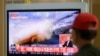 یک گزارش تلویزیونی درباره طرح کره شمالی برای انجام مانور نظامی که در یک ایستگاه قطار در سئول پخش می شود - ۳۱ مارس ۲۱۰۴