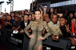 Katy Perry arrives on the red carpet at the 2013 MTV Video Music Awards at the Barclay Center on Aug. 25, 2013 in New York.