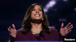 ສະມາຊິກສະພາສູງ Kamala Harris ຈາກລັດຄາລິຟໍເນຍ ກ່າວຄໍາປາໄສຮັບເອົາການແຕ່ງຕັ້ງເປັນຜູ້ສະໝັກຮອງປະທານາທິບໍດີຂອງທ່ານໄບເດັນຢູ່ກອງປະຊຸມໃຫຍ່ພັກເດໂມແຄຣັດປີ 2020 ຈາກສູນກາງ Chase Center ໃນເມືອງ Wilmington ລັດເດລາແວໃນວັນທີ 19, 2020 