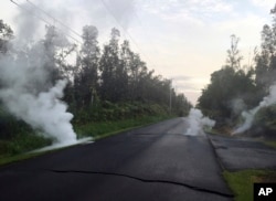 Lavların yerkabuğunun çok yakınından hareket etmesi bazı noktalarda yerden buhar püskürmesine yol açıyor.