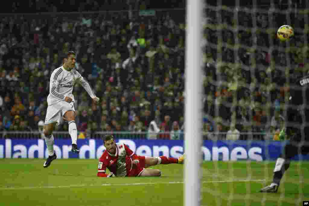 Cristiano Ronaldo du Real de Madrid, à gauche, tente un tir&nbsp;en vain pendant un match de football de la Liga espagnole contre le Rayo Vallecano au stade Santiago Bernabeu à Madrid, Espagne, le samedi 8 novembre 2014.