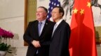 Ngoại trưởng Mike Pompeo và Ủy viên Quốc vụ
viện, Uỷ viên Bộ Chính trị Trung Quốc Dương Khiết Trì tại Nhà khách Điếu Ngư Đài, Bắc Kinh, ngày 8/10/2018. 