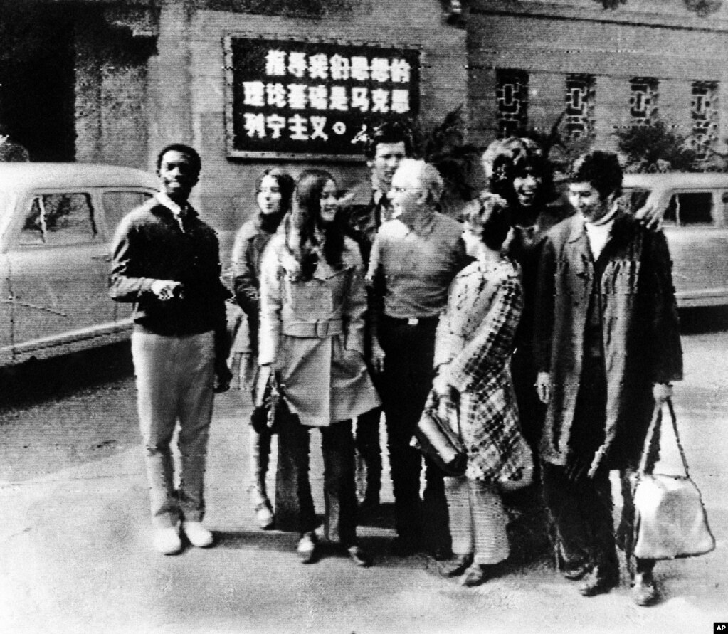 1971年4月14日美国乒乓球队站在北京酒店外，左起第二位就是当年15岁的朱迪•霍尔弗罗斯特（Judy Hoarfrost）（美联社）(photo:VOA)