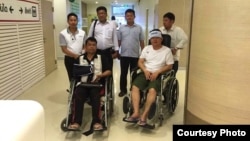 Cambodian opposition​ lawmakers Nhay Chamroeun (L) and Kong Saphea are seen in wheelchairs at Phyathai Hospital in Bangkok October 27, 2015, a day after being beaten by assailants in Phnom Penh, Cambodia. (Courtesy - Nhay Chamroeun).