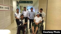 Cambodian opposition​ CNRP lawmakers Nhay Chamroeun and Kong Saphea are seen in wheelchairs at Phyathai hospital in Bangkok on Tuesday, October 27, 2015 after being beaten by protesters in Phnom Penh, Cambodia on Monday. (Courtesy of Nhay Chamroeun)