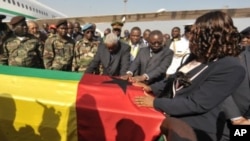 Raimundo Pereira, Presidente interino da Guiné-Bissau, está sob custódia dos militares. Nesta foto do funeral de Malam Bacai Sanhá, tem as mãos sobre a estrela na bandeira nacional