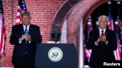 美國副總統邁克·彭斯(Mike Pence)和美國總統唐納德·特朗普(Donald Trump)一起上台,此前他在2020年共和黨全國代表大會上發表了接受2020年共和黨副總統候選人提名的演講。 (2020年8月26日)