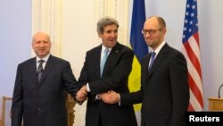 AQSh davlat kotibi Jon Kerri Kiyevda Ukraina muvaqqat prezidenti Oleksandr Turchinov (chapda) va bosh vazir Arseniy Yatsenyuk bilan uchrashmoqda, 4-fevral, 2014-yil