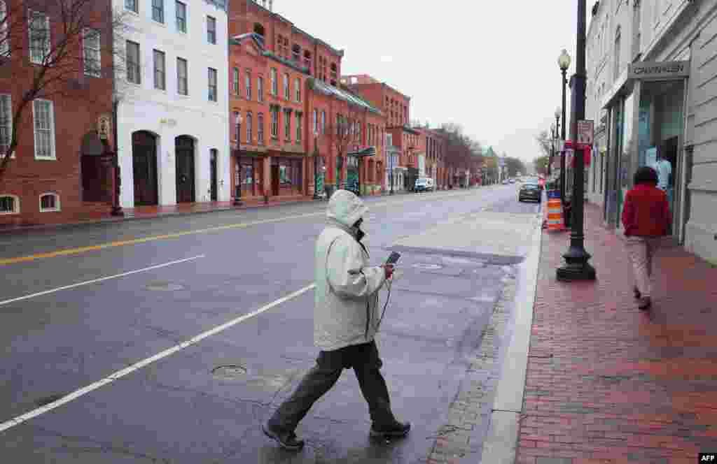 Поглед на главната улица М што минува низ Џорџтаун во Вашингтон, без автомобили, велосипедисти, скутери, пешаци...