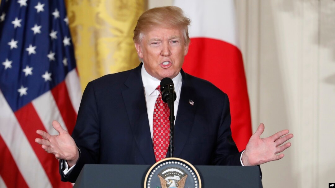 Presiden AS Donald Trump memberikan konferensi pers di Gedung Putih, hari Jumat (10/2). 