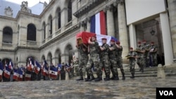 Peti jenasah tentara Perancis yang tewas di Afghanistan diarak di Paris (Foto: dok). Dua orang utusan Perancis tewas di Lembah Tagab, provinsi Kapisa, Afghanistan, Kamis (29/12).