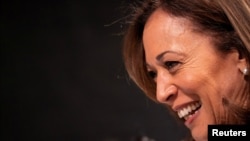 La vicepresidenta Kamala Harris asiste a la inauguración de una heladería, en Washington, EEUU, el 19 de julio de 2024.