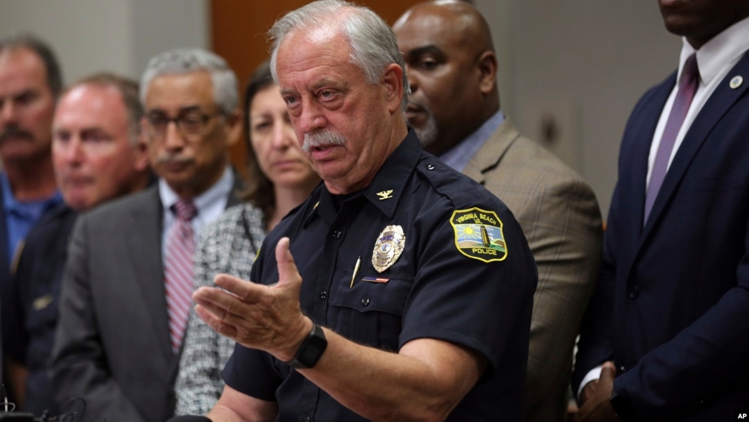 Cảnh sát trưởng của Virginia Beach, ông James Cervera, họp báo hôm 31/5/2019