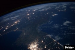 미 항공우주국(NASA) 소속 우주비행사 스콧 켈리 씨가 촬영한 한반도의 밤 사진. 한국은 불빛으로 환하지만, 북한은 암흑에 쌓여있다.