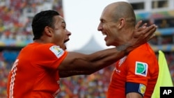 Netherlands' Memphis Depay, left, celebrates with teammate Arjen Robben after scoring his side's second goal during the group B World Cup soccer match between the Netherlands and Chile at the Itaquerao Stadium in Sao Paulo, June 23, 2014.