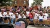 Anak-anak bermain biola untuk memeriahkan acara Parade Hari Kemerdekaan AS di Fairfax, Virginia (foto: dok). 