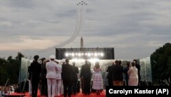 Presiden Donald Trump dan Ibu Negara Melania Trump beserta tamu lainnya menyaksikan pertunjukkan udara oleh skuadron penerbang AL AS, Blue Angel, dalam perayaan Hari Kemerdekaan AS, di Lincoln Memorial, 4 Juli 2019.