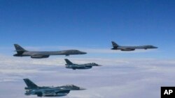 8일 미국의 장거리 전략폭격기 B-1B 2대(위)와 일본 전투기 2대가 일본 남부 상공을 비행하는 사진을 일본 방위성이 공개했다.