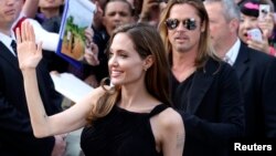 Angelina Jolie y Brad Pitt en el estreno de "World War Z" en Londres.