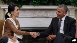 바락 오바마(오른쪽) 미국 대통령과 아웅산 수치 미얀마 국가자문역 겸 외무장관이 14일 백악관 회동 후 악수하고 있다. 