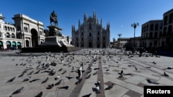 意大利封城后空无一人的米兰大教堂广场上落满鸽子。（2020年3月11日）