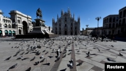 Suasana di Duomo Square pada hari kedua penutupan di seluruh Italia yang belum pernah terjadi sebelumnya, untuk untuk memperlambat penyebaran virus corona, di Milan, Italia, 11 Maret 2020. 