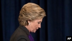 La candidate démocrate à la présidentielle Hillary Clinton en train de quitter l’estrade après avoir concédé à Donald Trump la victoire à New York, le 9 novembre 2016. 