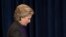 Bà Hillary Clinton bước khỏi sân khấu sau bài phát biểu chấp nhận thất cử ở New York, ngày 9 tháng 11, 2016. 