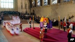 2022年9月14日，伊丽莎白女王的灵柩抵达伦敦威斯敏斯特大厅。在9月19日葬礼前在这里安放四整天。（美联社照片）