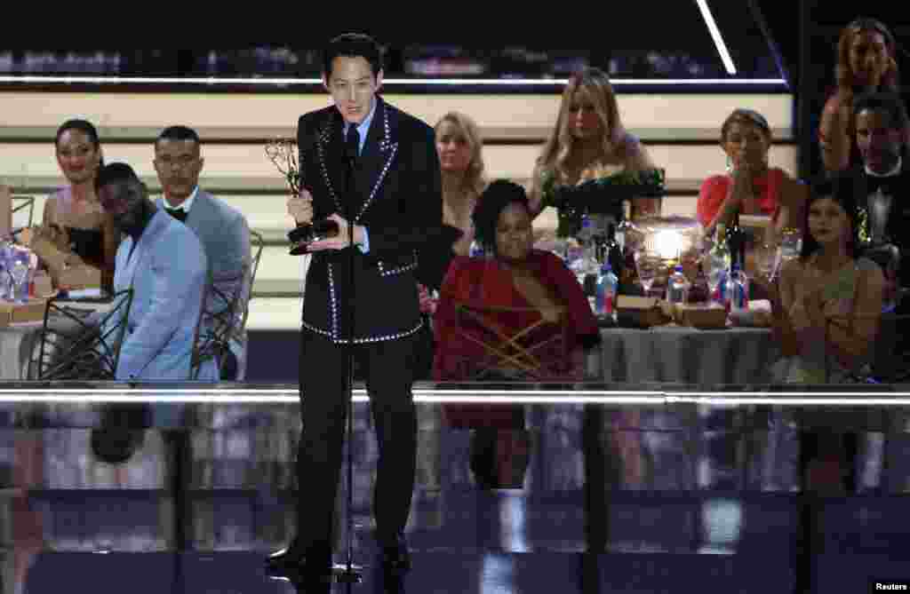 ڈرامہ سیریز کے لیے بہترین اداکار کا ایوارڈ نیٹ فلکس کی معروف کورین سیریز &#39;اسکوئڈ گیم&#39; کے اداکار لی جونگ جے نے حاصل کیا۔&nbsp;