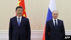 시진핑(왼쪽) 중국 국가주석과 블라디미르 푸틴 러시아 대통령이 15일 우즈베키스탄 사마르칸트에서 회동하고 있다. (자료사진)