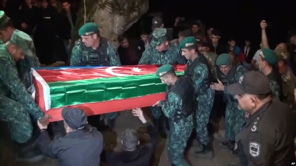 在冲突中被打死的一位阿塞拜疆军人的葬礼上，士兵们抬着他的棺木（2022年9月13号）。(photo:VOA)