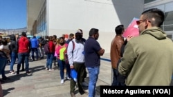 Venezolanos esperan para una entrevista personal de migración en Quito para regularizar su estatus en Ecuador el 12 de septiembre de 2022. [Foto: VOA / Néstor Aguilera]