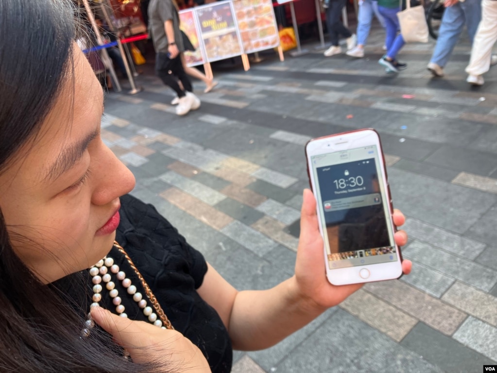 王晓宇向美国之音展示她保存的女王离世时的手机截屏 (美国之音/江玉)(photo:VOA)