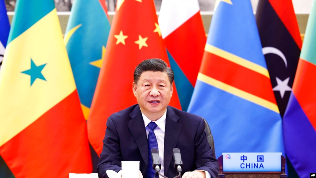 资料照片：中国国家主席习近平于2021年11月29日在中非合作论坛第八届部长级会议开幕式上发表主旨演讲。(photo:VOA)