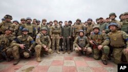 볼로디미르 젤렌스키(가운데) 우크라이나 대통령이 14일 북동부 탈환지 이지움을 방문해 장병들과 기념촬영하고 있다.
