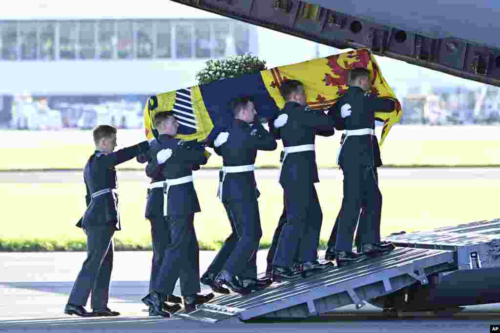 Pallbearers from the Queen&#39;s Colour Squadron of the Royal Air Force (RAF) carry the coffin of Queen Elizabeth II, draped in the Royal Standard of Scotland, into a RAF C17 aircraft at Edinburgh airport, Sept 13, 2022, before it is transported to Buckingham Palace in London.&nbsp;
