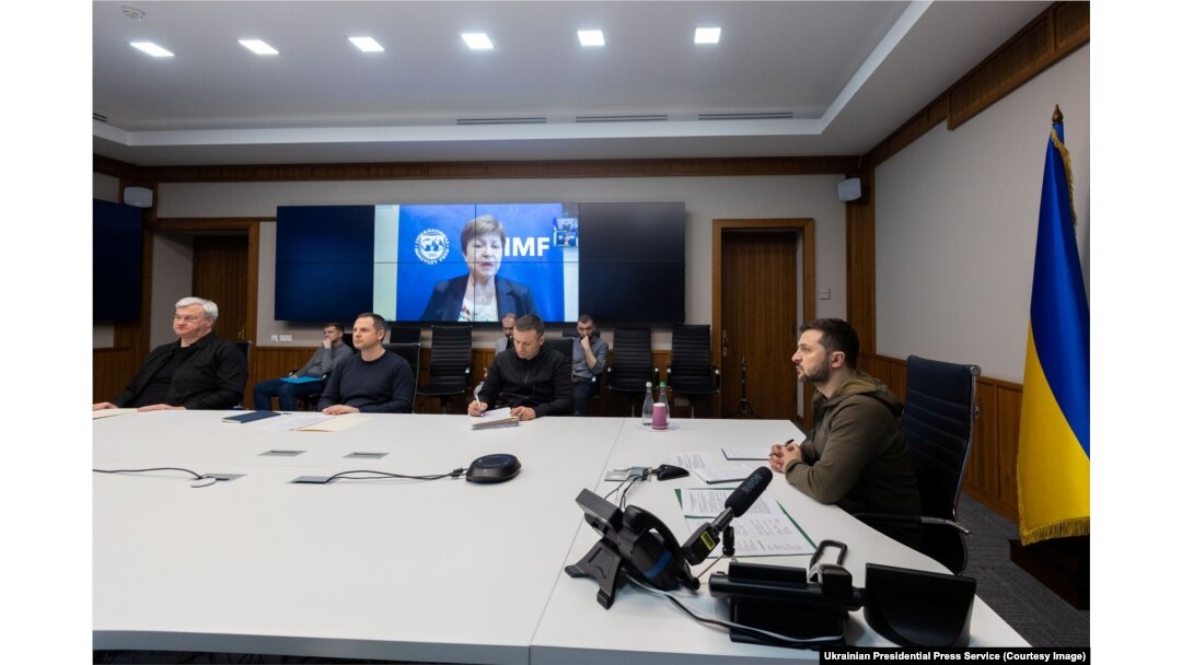 Presiden Ukraina Volodymyr Zelenskyy berbicara dengan Direktur Pelaksana IMF Kristalina GEorgieva melalui sambungan video di tengah invasi Rusia ke Ukraina, Kyiv, Ukraina, 20 Mei 2022. (Foto: Ukrainian Presidential Press Service via Reuters)