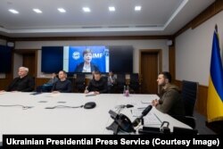 Presiden Ukraina Volodymyr Zelenskyy berbicara dengan Direktur Pelaksana IMF Kristalina GEorgieva melalui sambungan video di tengah invasi Rusia ke Ukraina, Kyiv, Ukraina, 20 Mei 2022. (Foto: Ukrainian Presidential Press Service via Reuters)