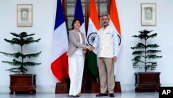 2022年9月14日，印度外交部長蘇杰生的推特顯示，他在印度新德里與法國外交部長凱瑟琳·科隆納握手（美聯社照片）
