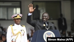 Rais wa Kenya Dkt. William Ruto akiwapungia mkono watu waliojitokeza wakati wa kuapishwa kwake katika uwanja wa michezo wa Kasarani, Nairobi Sept 13, 2022