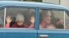 ARHIVA - Deca gledaju kroz prozor automobila dok zajedno sa drugom decom iz regiona Harkova stižu u privremeni smeštaj u prihvatnom kampu u Belgorodu, u Rusiji, 14. septembra 2022. Hiljade dece pobeglo je iz severoistočne Ukrajine u Rusiju tokom kontraofanzive ukrajinskih snaga.