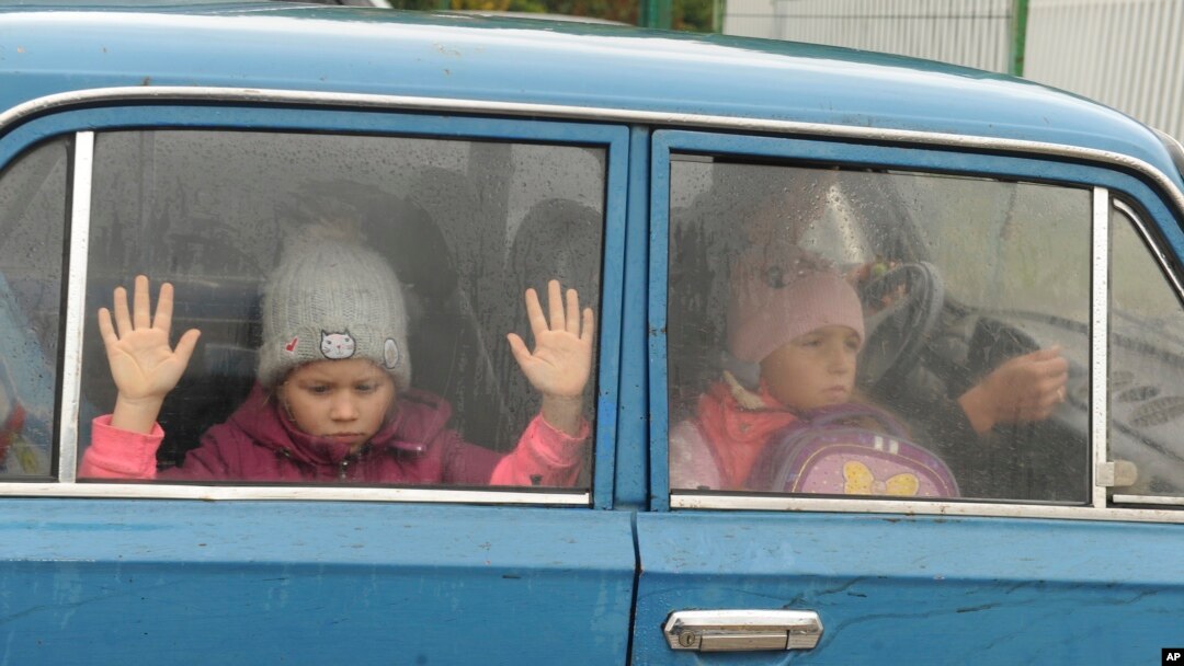 ARHIVA - Deca gledaju kroz prozor automobila dok zajedno sa drugom decom iz regiona Harkova stižu u privremeni smeštaj u prihvatnom kampu u Belgorodu, u Rusiji, 14. septembra 2022. Hiljade dece pobeglo je iz severoistočne Ukrajine u Rusiju tokom kontraofanzive ukrajinskih snaga.