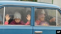 یوکرین کے بچوں اور دوسرے پناہ گزینوں کو خارکوف سے روس کے بلغراد کیمپ لے جایا جا رہا ہے۔ فوٹو اے پی-14 ستمبر-2022 