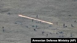 亞美尼亞國防部提供的視頻截圖顯示，阿塞拜疆士兵越過兩國邊境線逼近亞美尼亞陣地。 （2022年9月13日）