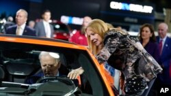 Mary Barra, PDG General Motors, pale ak Prezidan Joe Biden pandan li chita nan yon Corvette, pandan yon vizit nan konferans otomobil Detroit la, 14 Sept. 2022. 