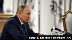 Rais wa Russia Vladimir Putin akizungumza na Rais wa China Xi Jinping kando ya mkutano wa viongozi wa Jumuia ya ushirikiano wa Shanghai, mjini Samarkand, Uzbekistan, Septemba 15, 2022. Picha ya AP