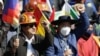 El presidente de Bolivia, Luis Arce Catacora, y el expresidente de Bolivia, Evo Morales, levantan los puños mientras marchan con simpatizantes del partido boliviano MAS, trabajadores y cocaleros para expresar su apoyo al gobierno de Arce, en La Paz, Bolivia, 25 de agosto de 2022.